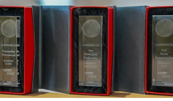 Prezes Beata Kropiewnicka uhonorowana tytułem „Przyjaciel Szkoły” podczas Dnia Patrona ZSHE w Białymstoku